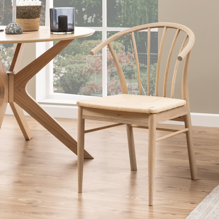 I_Duncan Round Dining Table in White Oak Included 4 Cassandra Dining Chair with Armrest in White Oak
